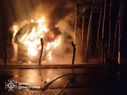 Пожежники гасять вогні під обстрілами Пожежники гасять вогні під обстрілами