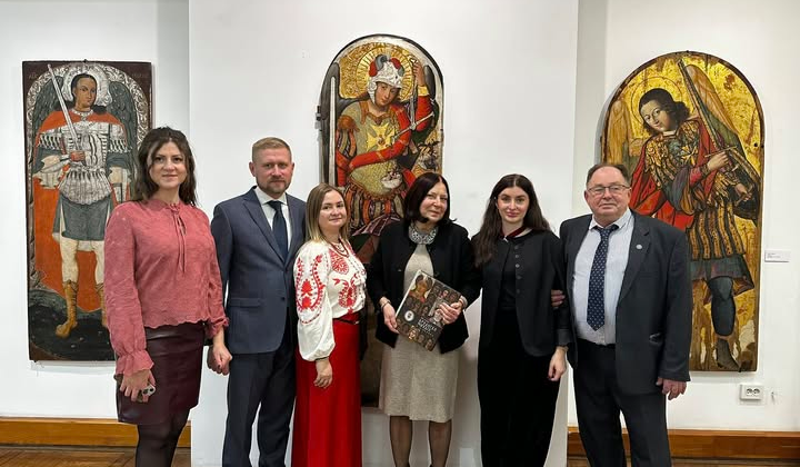 Серебряная монета Архангел Михаил