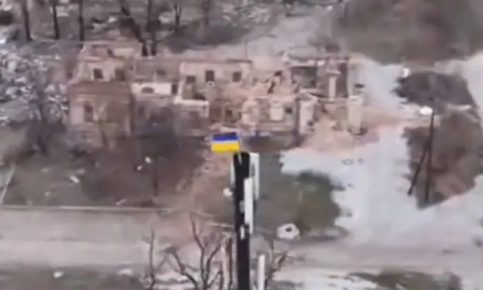 Нацгвардейцы прикрепили украинский флаг на Донетчине