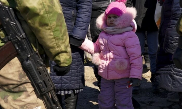 Українські діти у формі для захисту