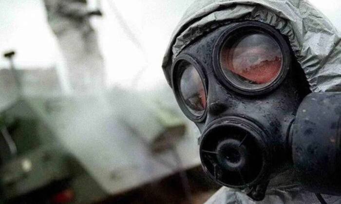 Зображення: група людей в захисних костюмах