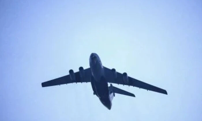 Спілкування серед роздертих металевих обломків літаків