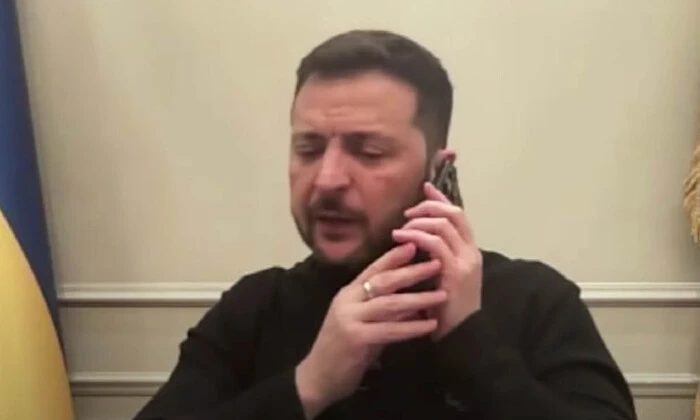 Петро Зеленський говорить по телефону