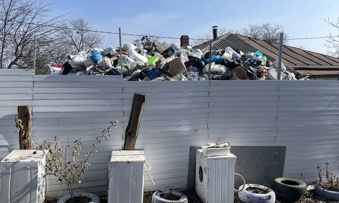 Пенсіонерка у Полтаві назбирала купу сміття