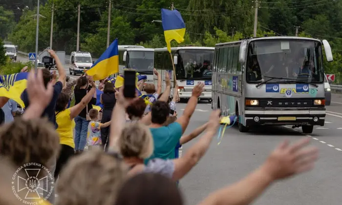 Украинцы встречают освобожденных защитников: эксклюзивные кадры