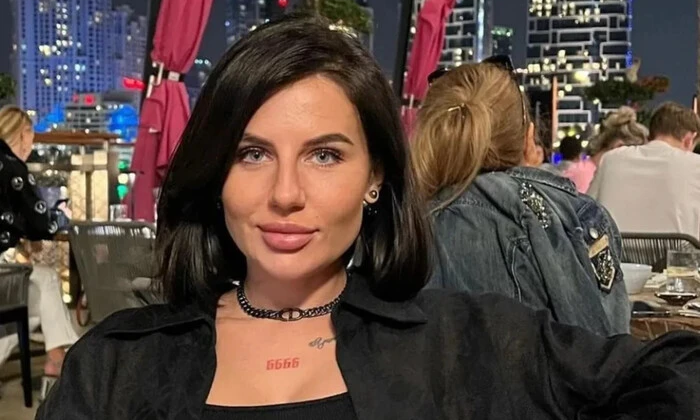 Блогерка Алхім за рулем автомобиля