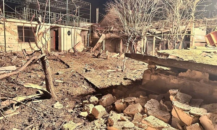 Пошкоджені будинки та газова труба