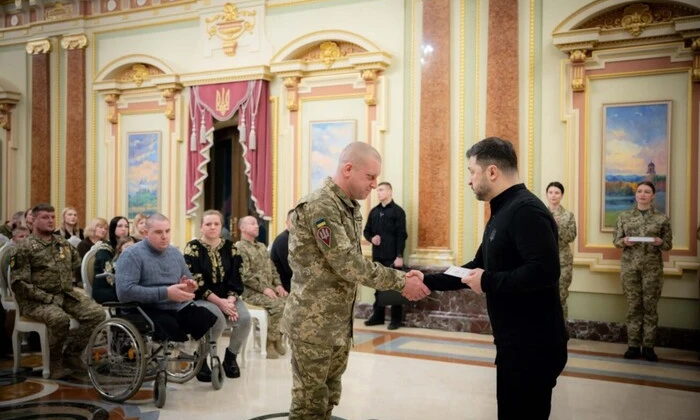 Зеленский вручил квартирные сертификаты
