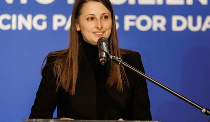 Фасад нової будівлі України Електроніка на тлі сонця