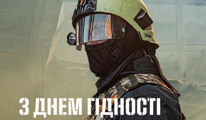 Люди с украинскими флагами на день Гидности