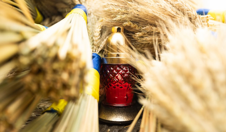 Запалюють свічку пам'яті Голодомору-геноциду