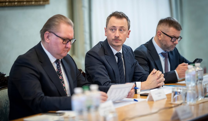 Людина читає відомості про конкурс