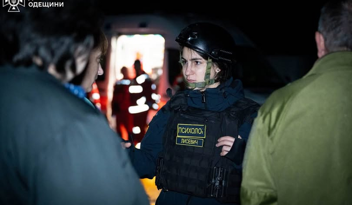 Дом с разбитыми окнами ночью