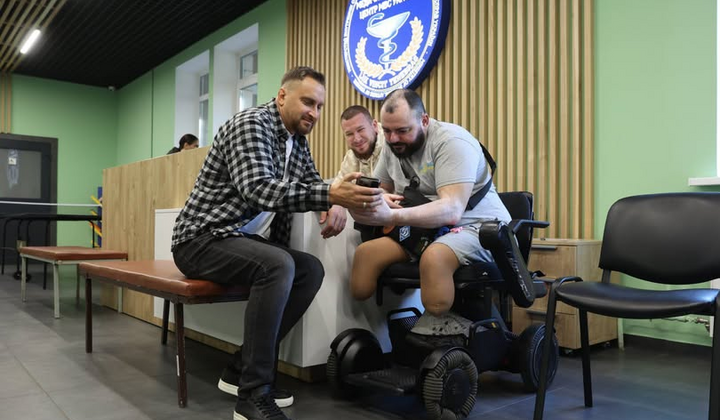 Исполнитель группы СКАЙ выступил для раненых защитников: особенный дуэт с азовцем