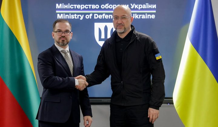 Прапори Литви та України разом