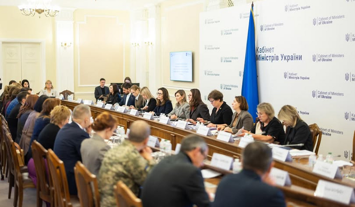 Женщина с крестиками в руках