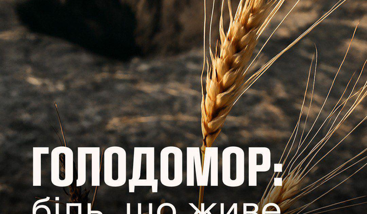 Свічка пам'яті на фоні макулатури