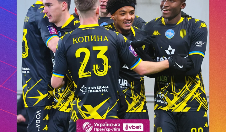 Гравці футбольної команди при виграші матчу