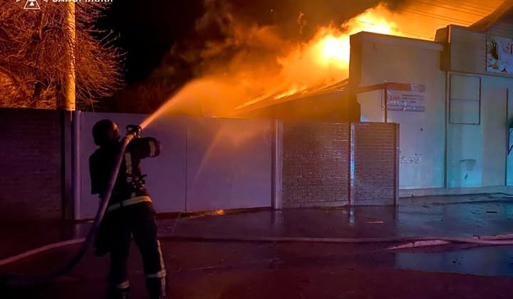 Ночная пожар в Запорожье: спасатели в действии