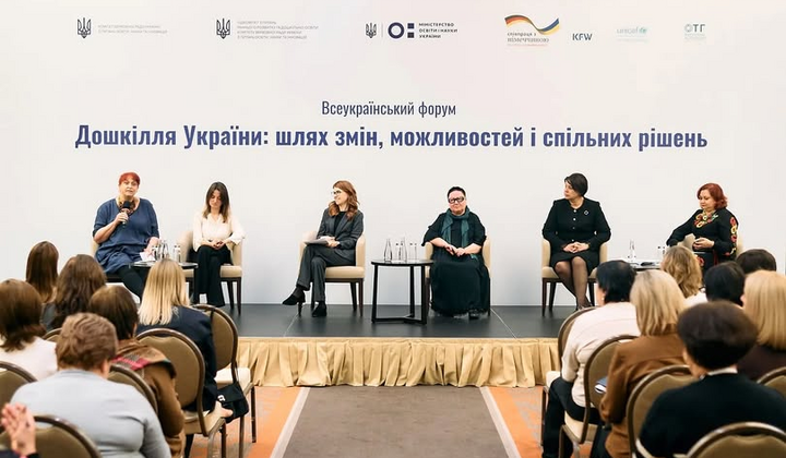 Дитина грає в яслах та садку