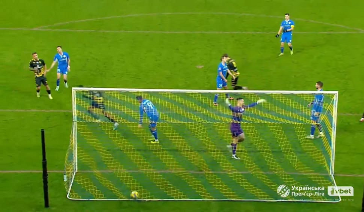 Футболіст Дубль Фаала забиває гол