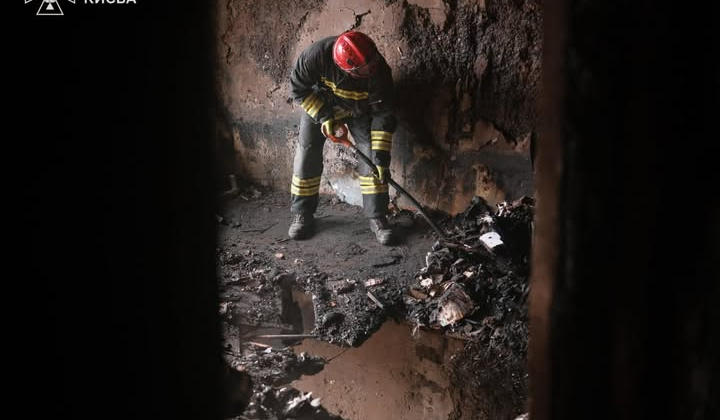 Спасатели ликвидируют последствия обстрела Киева