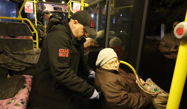 Группа пожилых людей получает помощь