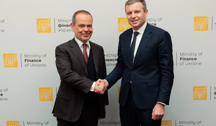 Показ рук разом на українському прапорі