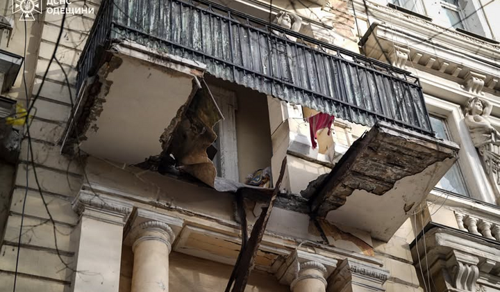 Обвал балкона в Одесі: врятовані люди