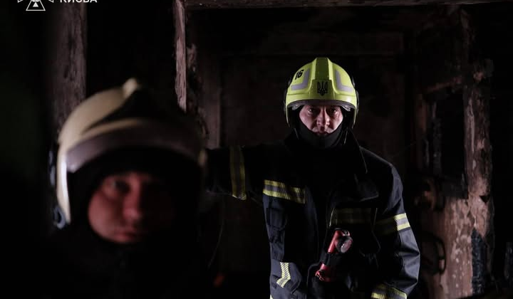 Рятувальники шукають людей під завалами