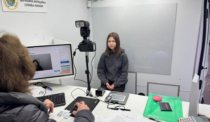 Працівники доставляють паспорти в села