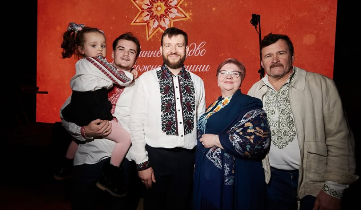 Щаслива прийомна родина святкує Різдво