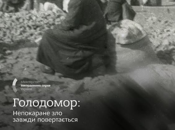 Жінка з дитиною в руках