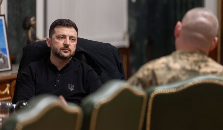 Солдат у ЗСУ з блок наплічниками