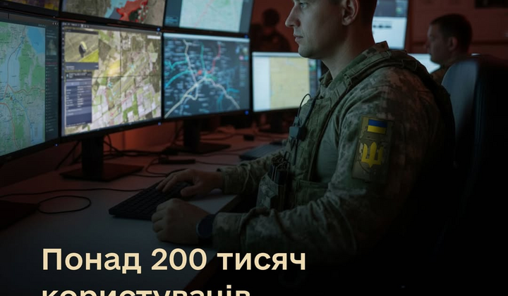 Військовий у формі з військовим обладнанням