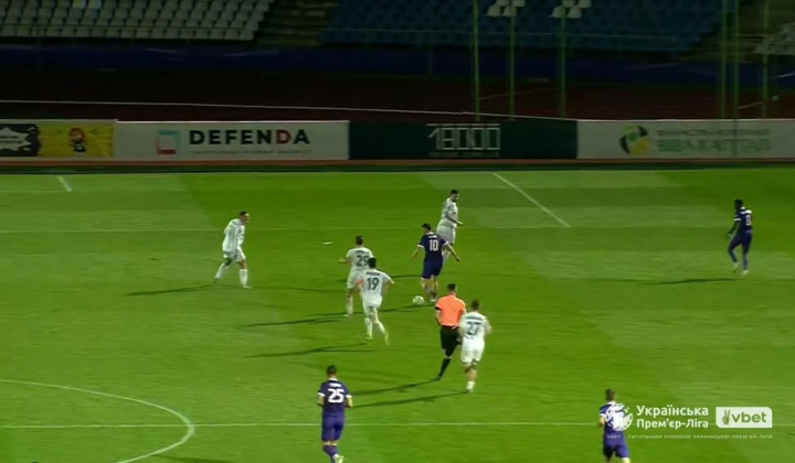 Момент гри: гравець Асинор забиває гол