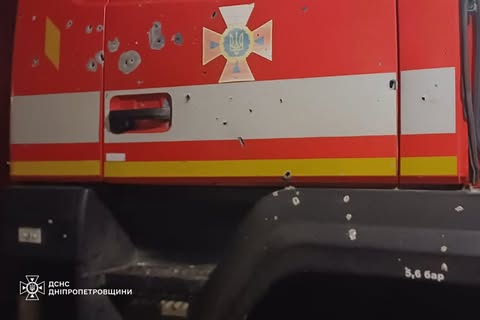 Дрон нападає на рятувальників під час гасіння пожежі