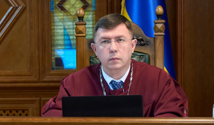 Суддя думає за столом на засіданні