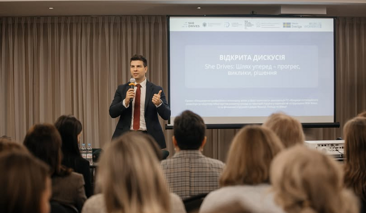 Група жінок навчається водійству вантажівок