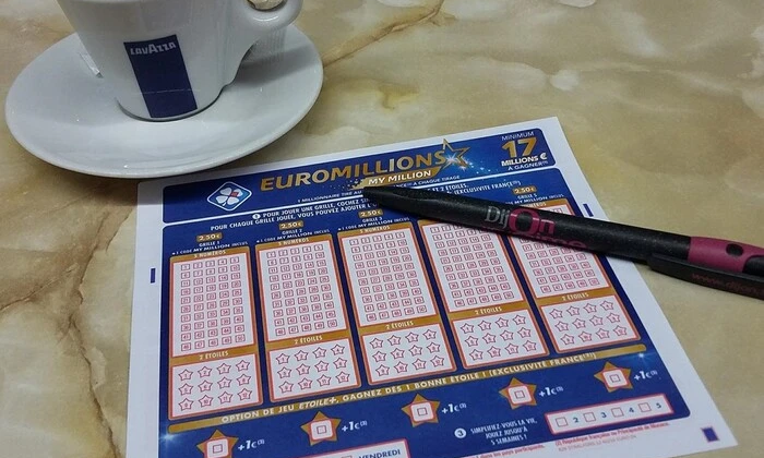 Два бездомных у стрелки банкомата