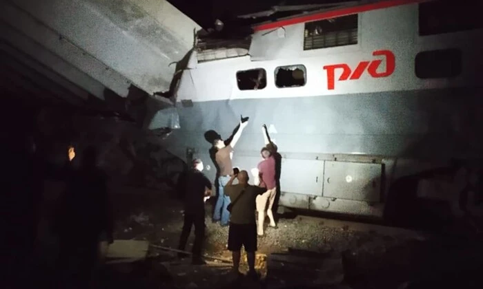 Обвалився міст під час руху поїзда