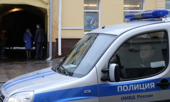 Підлітки виконують гімн України