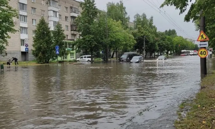 Подтопленные улицы Луцка после ливня (фото)