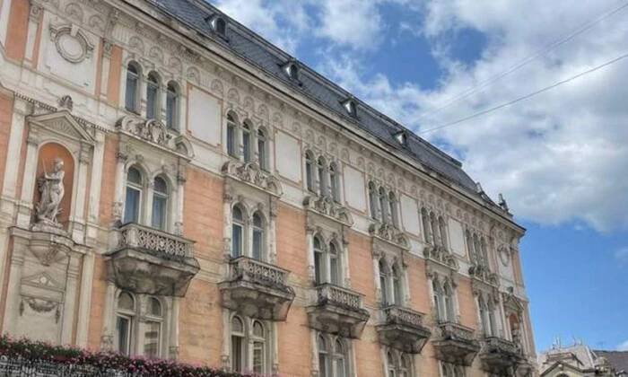 Фасад занедбаного готелю в Львові