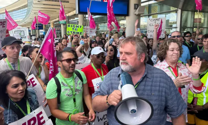 Скасовані рейси через страйк бортпровідників в Канаді