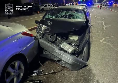 Автомобіль на блокпосту в Києві