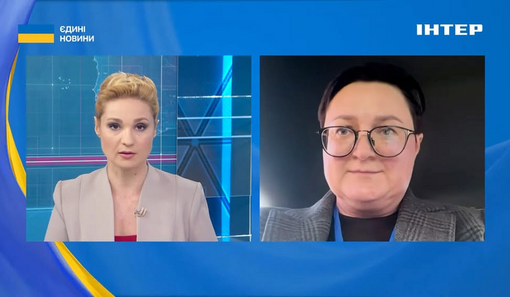 Группа людей разговаривает на фоне денежных купюр