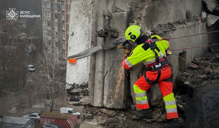 Рятування житла верхолазами у Броварах