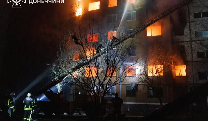 Російський дрон атакує житловий будинок