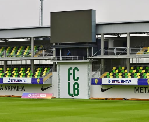 Логотипи команд та гравці на полі